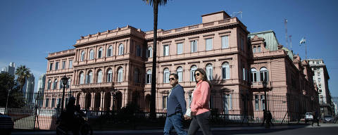 (230814) -- BUENOS AIRES, 14 agosto, 2023 (Xinhua) -- Personas caminan frente a la Casa Rosada, en la ciudad de Buenos Aires, capital de Argentina, el 14 de agosto de 2023. El Banco Central de la República Argentina dispuso el lunes un nuevo aumento de 21 puntos porcentuales en la tasa de interés de referencia, que pasó del 97 al 118 por ciento, en medio del aumento de la cotización del dólar oficial. (Xinhua/Martín Zabala) (mz) (rtg) (ah) (ce)