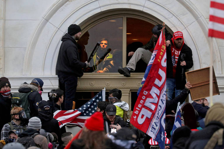 Apoiadores de Donald Trump durante a invasão do Capitólio, em Washington, em janeiro de 2021