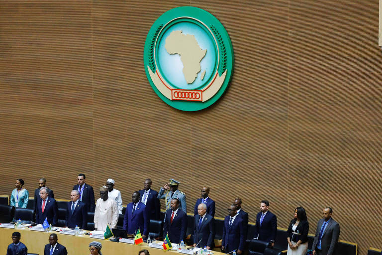 Sessão de abertura da 36ª sessão ordinária da Assembleia de Chefes de Estado e Governo da União Africana, em Addis Ababa, na Etiópia; no começo da fila, no canto inferior esquerdo, está o secretário-geral das Nações Unidas, António Guterres