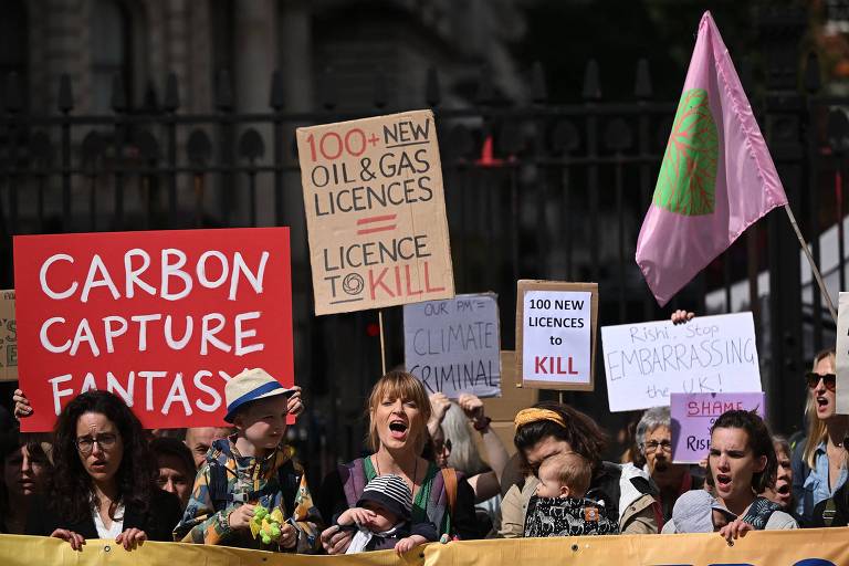 Manifestantes durante protesto em frente a Downing Street, a sede do governo do Reino Unido, em Londres, pedem mais ações do governo do premiê Rishi Sunak para a mitigação da emergência climática