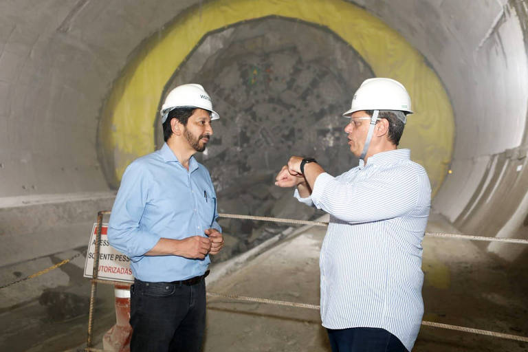 O prefeito Ricardo Nunes (MDB) e o governador Tarcísio de Freitas (Republicanos) durante visita às obras da linha-6 do Metrô