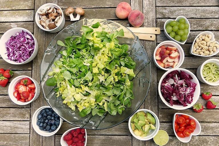 Mesa com vários alimentos naturais e saudáveis