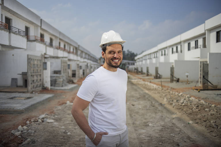 Empresário Bruno Sindona posa para foto em um dos empreendimentos da construtora Sindona. O local é um condomínio de casas com dezenas de unidades. A obra está quase acabada, faltando detalhes com o asfalto