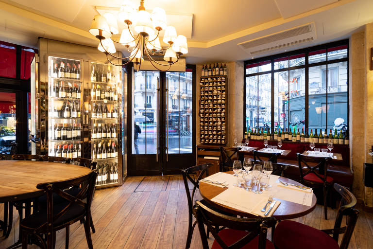 Salão do restaurante La Petite Périgourdine, em Paris