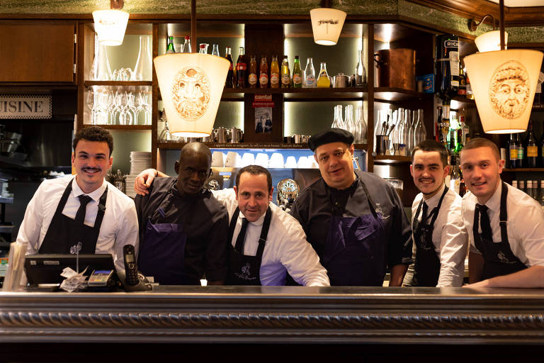 Equipe do restaurante La Petite Périgourdine, em Paris