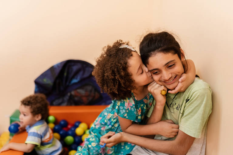 Chryslander e Khyara têm autismo, enquanto o mais novo está em processo de diagnóstico; após insistir na inclusão do mais velho, com autismo severo, na escola, o menino passou para um nível mais leve