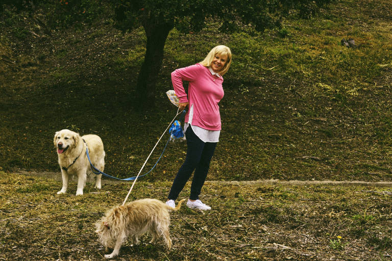 Mulher passeia com 2 cachorros