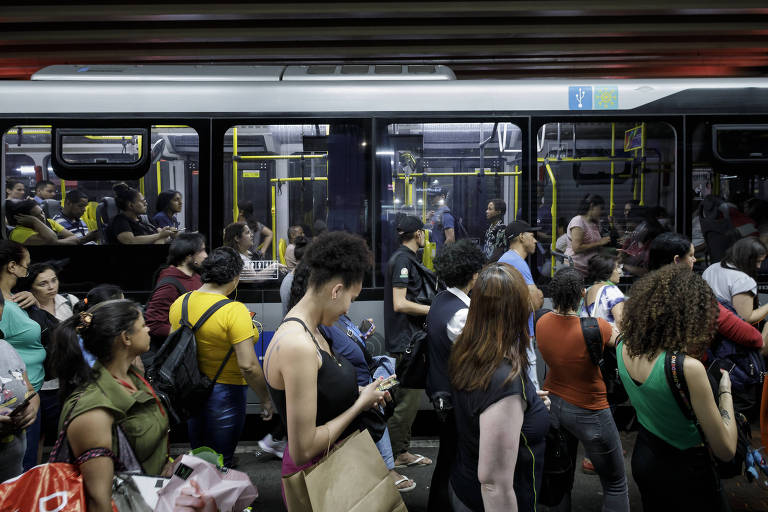 Moradores da periferia de SP reclamam de ônibus lotados e atrasados com passe livre