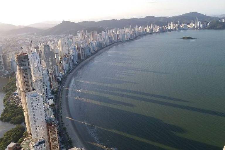 Sombra de edifícios na Praia Central de Balneário Camboriú