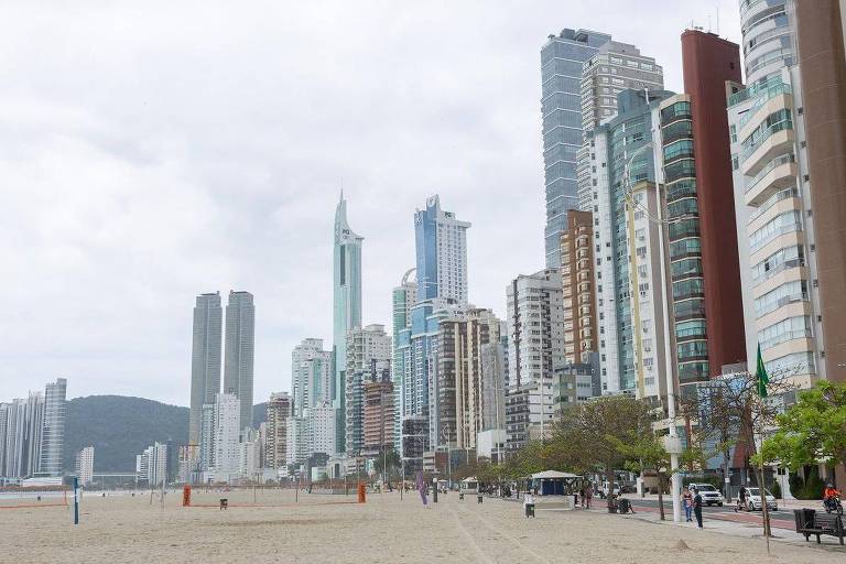 Edifícios à beira da praia em Balneário Camboriú