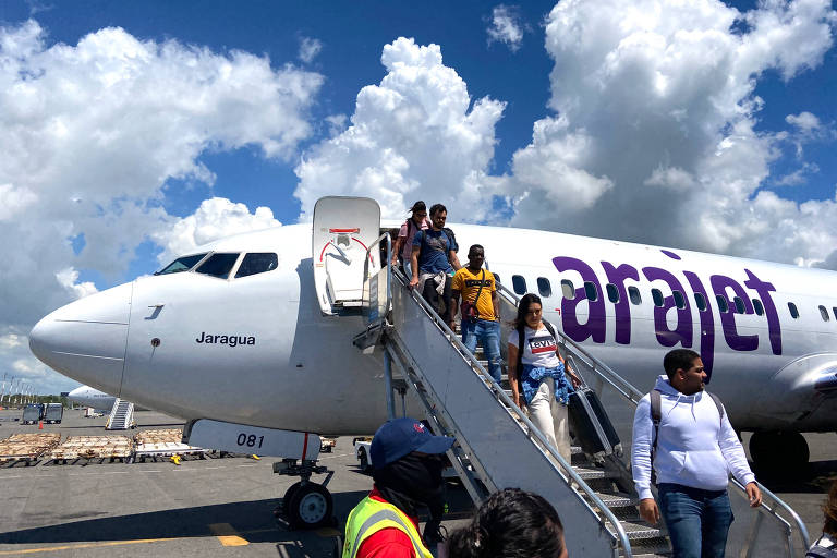 Passageiros desembarcam no aeroporto de Santo Domingo, em primeiro voo da Arajet vindo de SP