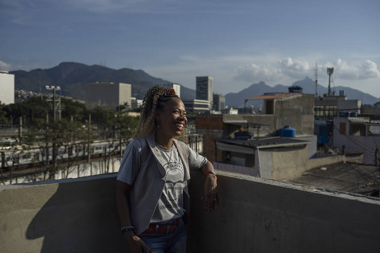 'Sabe o que é pagar fiado por água?', indaga educadora de morro carioca