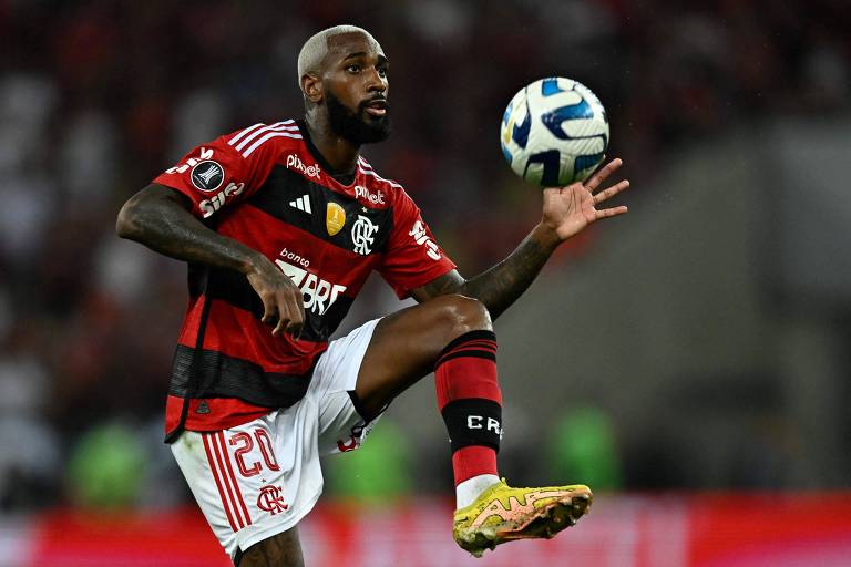 Meio-campista Gerson do Flamengo durante jogo da Copa Libertadores contra o Olimpia do Paraguai no estádio do Maracanã no Rio de Janeiro