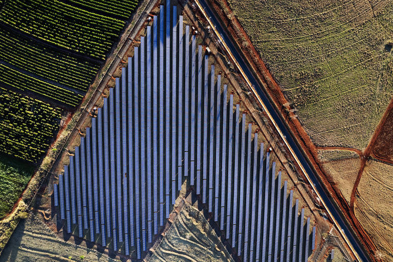 Vista aérea de painéis solares