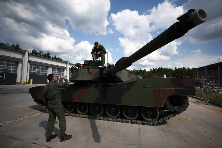 Soldados poloneses em tanque M1A1 Abrams semelhante aos enviados pelos EUA à Ucrânia