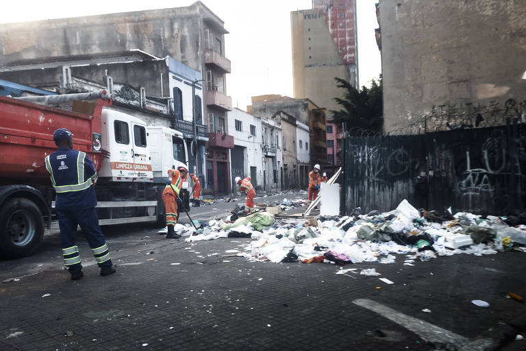 Equipe de limpeza na região da Cracolândia, centro de São Paulo