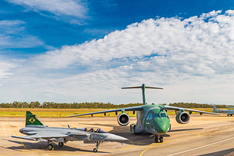 Caça Gripen e o avião de transporte KC-390 da FAB na Base Aérea de Anápolis, em Goiás
