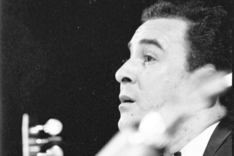 João Gilberto durante show no Carnegie Hall, em Nova York, em 1962