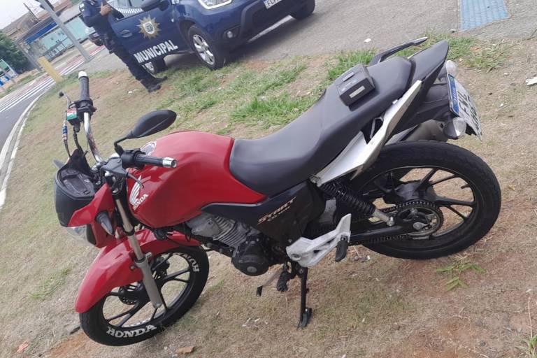 Moto vermelha durante a abordagem