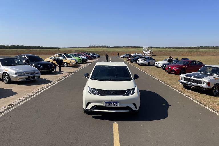 BYD Dolphin passa por carros esportivos e clássicos na pista do Circuito Panamericano, em Elias Fausto (interior de São Paulo)