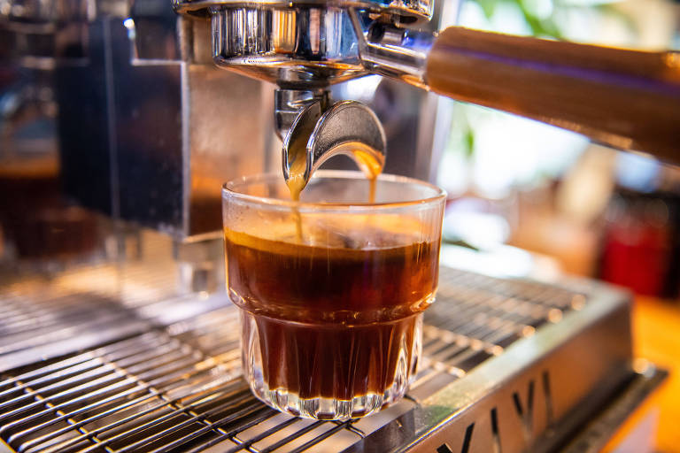 Café espresso sendo extraído em máquina