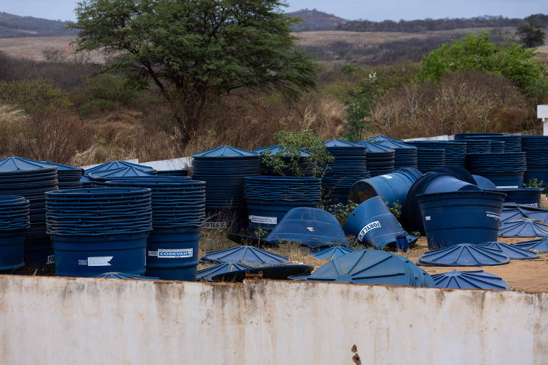 Caixas-d'água da Codevasf apodrecem em terreno, e famílias seguem na fila