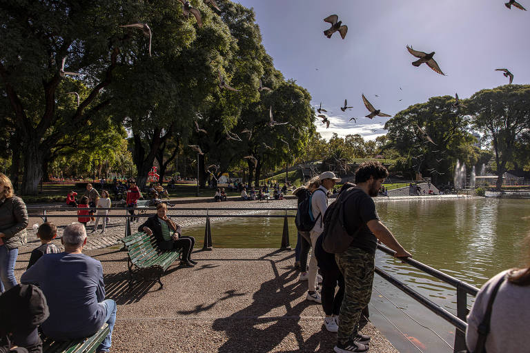 Visitantes perto de lago no parque Centenário, em Buenos Aires