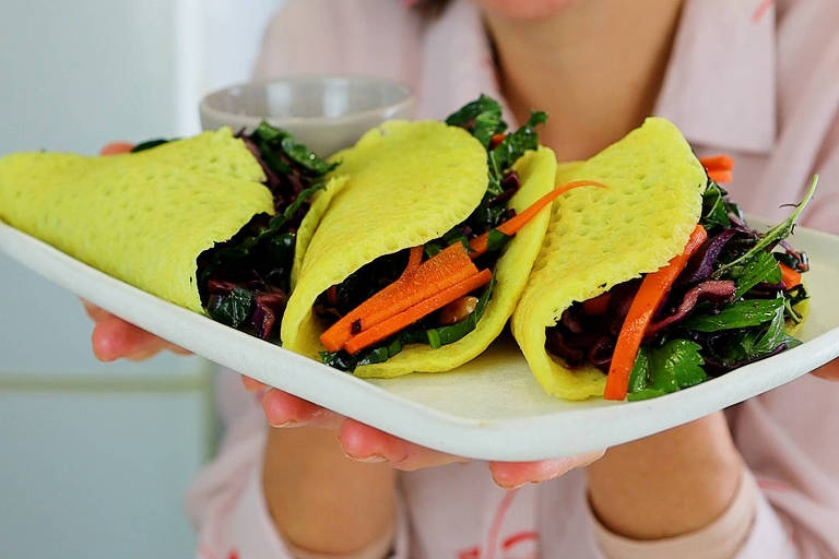 Panqueca vietnamita Banh Xeo faz da salada uma refeição cobiçada