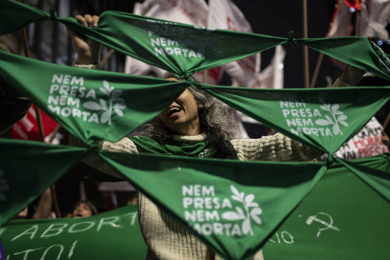 Para 52% dos brasileiros, mulher que aborta deve ser presa, diz Datafolha