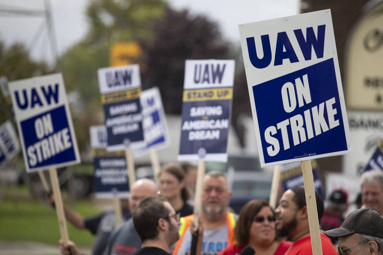 Membros do sindicato United Auto Workers em greve em Lansing, no Michigan