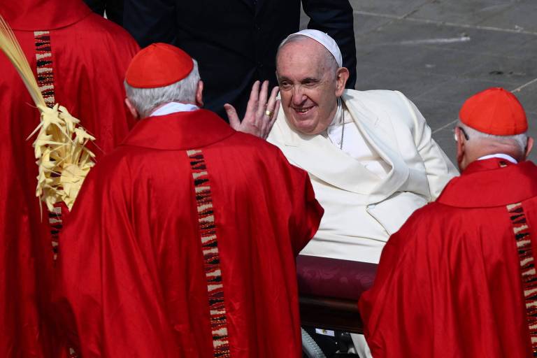 Papa Franciso cumprimenta cardeais na missa no Domingo de Ramos, em abril, na Praça de São Pedro, no Vaticano