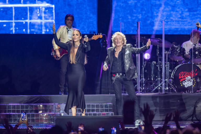 Ivete Sangalo e Rod Stewart fazem show animado, mas parado no tempo