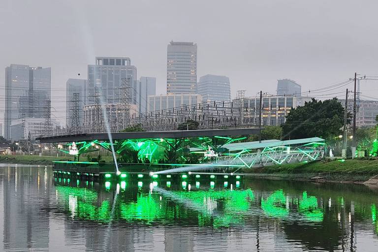 Heineken abre bar flutuante sobre o rio Pinheiros