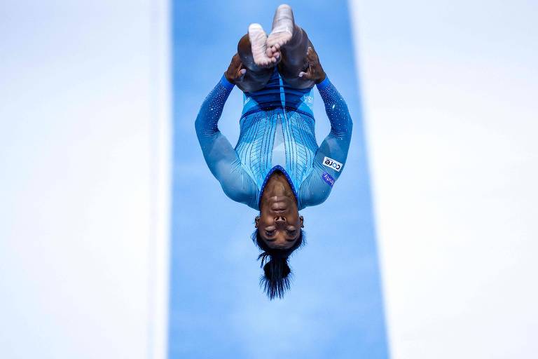 Simone Biles impressiona em retorno e batiza mais um salto