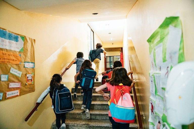 Crianças correndo em escola