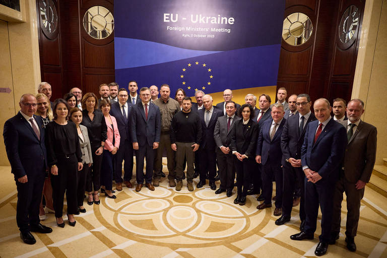 Chanceleres europeus em foto com Zelenski (ao centro) e autoridades ucranianas em Kiev
