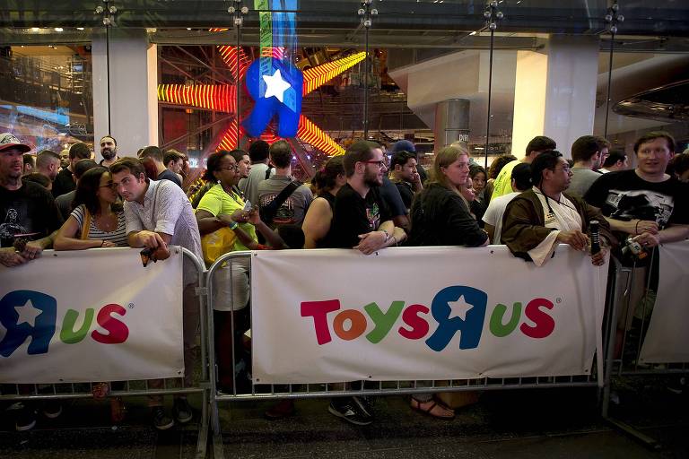 Centenas de pessoas esperam na fila para entrar em loja Toys R US, em Nova York, em evento realizado em 2015