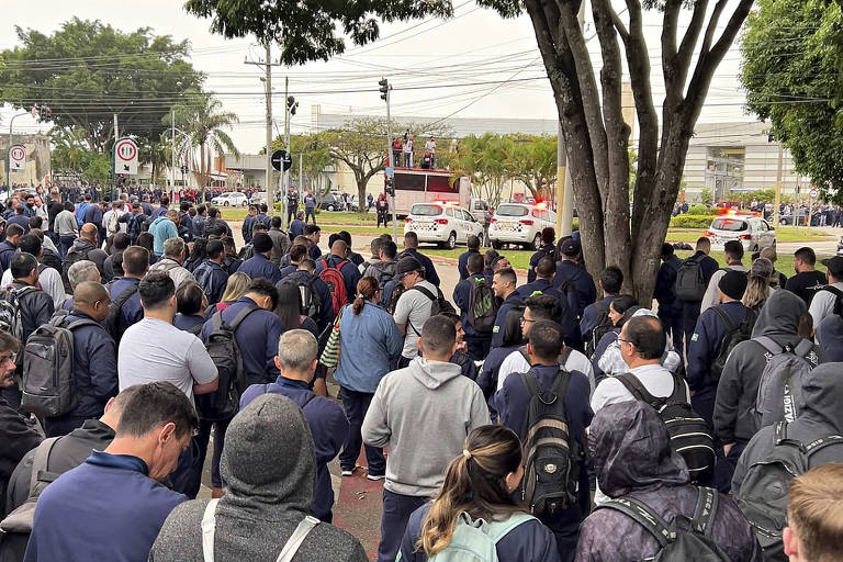 Metalúrgicos da Embraer param produção por três horas em São José dos Campos