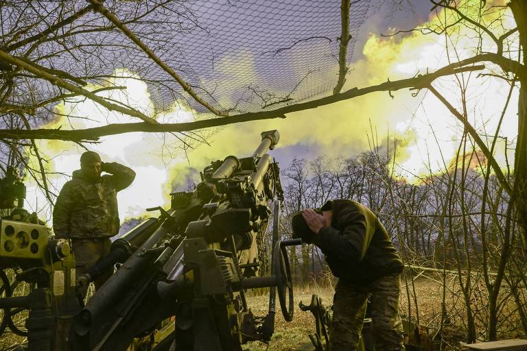 Soldados ucranianos disparam um obuseiro americano M777 contra russos em Donetsk, em março