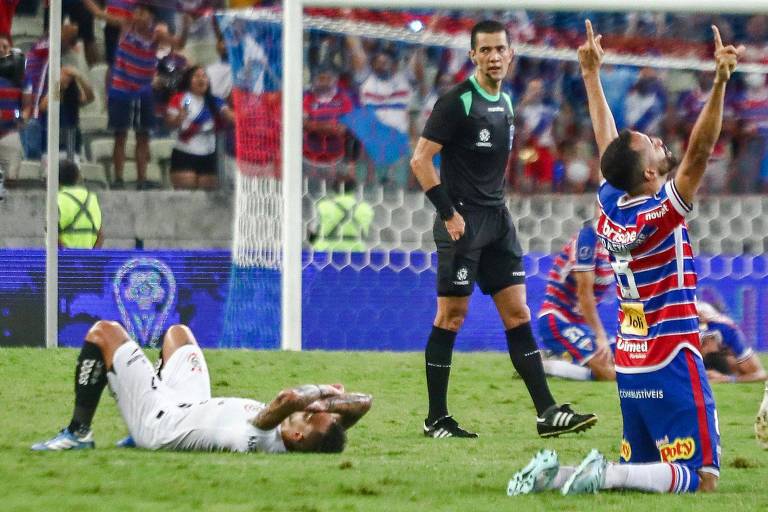 Jogadores do Fortaleza comemoram classificação para a final da Copa Sul-Americana após vencerem o Corinthians na Arena Castelão, no Ceará 