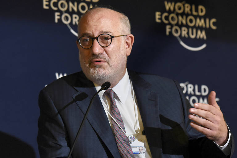Eduardo Elsztain gesticula durante sua participação no Fórum Econômico Mundial