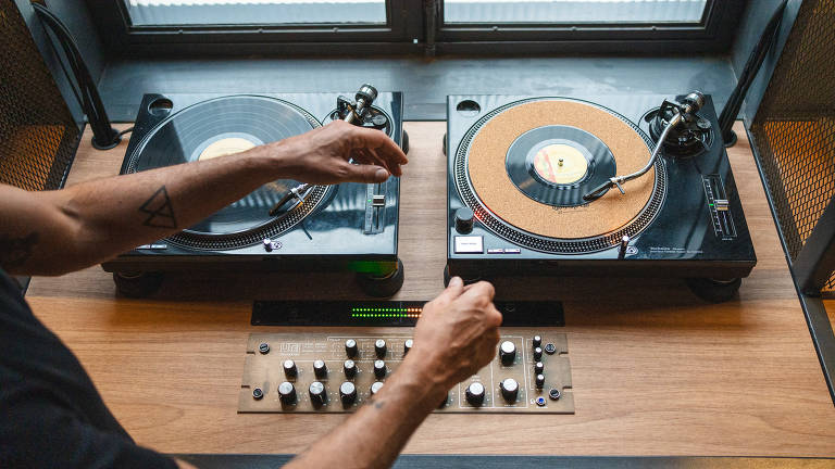 Equipamento de som do Elevado Conselheiro, listening bar de São Paulo