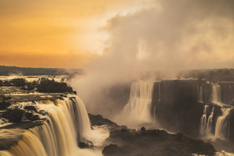 imagem de cataratas do iguaçu no nascer do sol