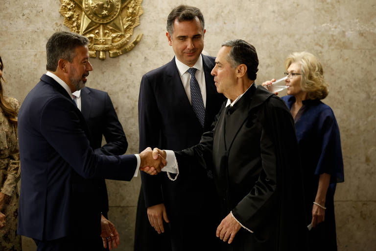 Os presidentes da Câmara e do Senado cumprimentam o presidente do STF, Luís Roberto Barroso.