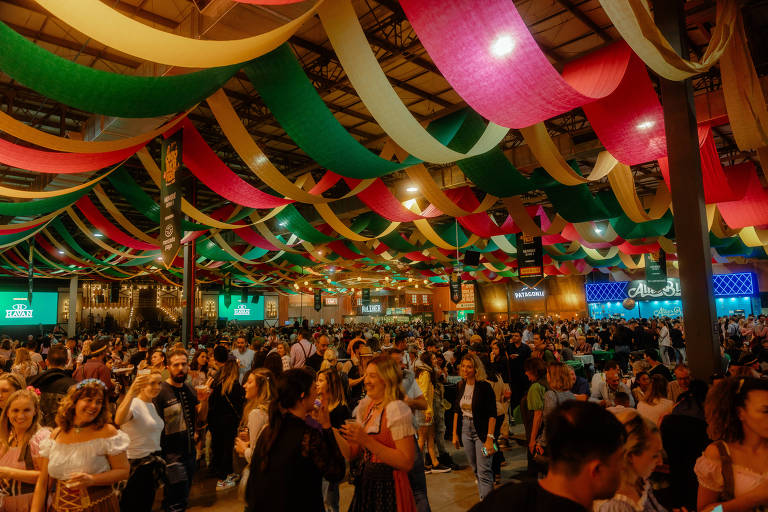 Público em pavilhão da Oktoberfest em Blumenau na quarta, dia 4, no Parque Vila Germânica