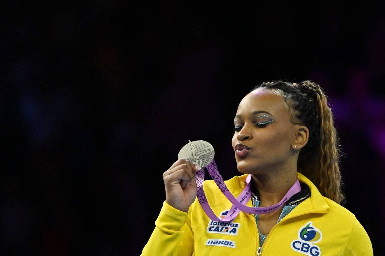 Ginasta brasileira Rebeca Andrade com a medalha de prata conquistada no individual geral no Mundial de Ginástica Artística