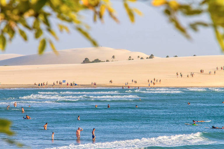 Praia ao lado de dunas