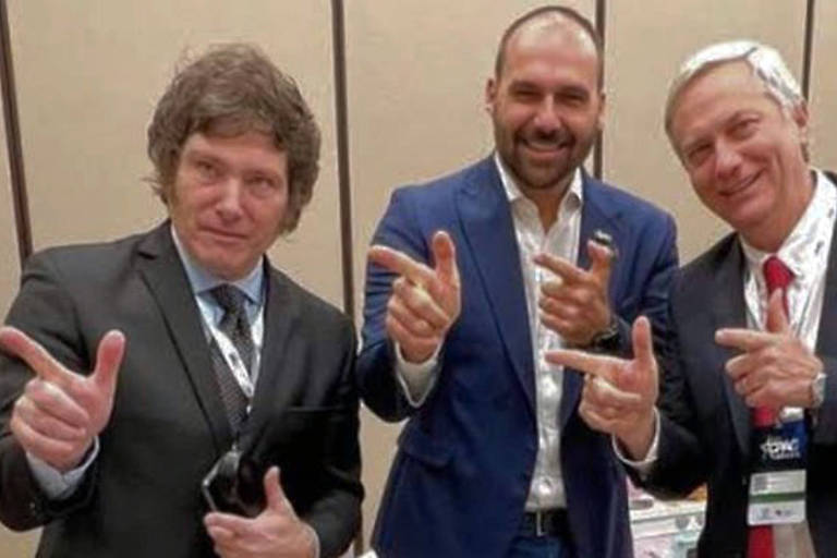 Javier Milei (à esq.), deputado Eduardo Bolsonaro (PL-SP) e ex-candidato à Presidência do Chile José Antonio Kast fazem o gesto da 'arminha' com as mãos