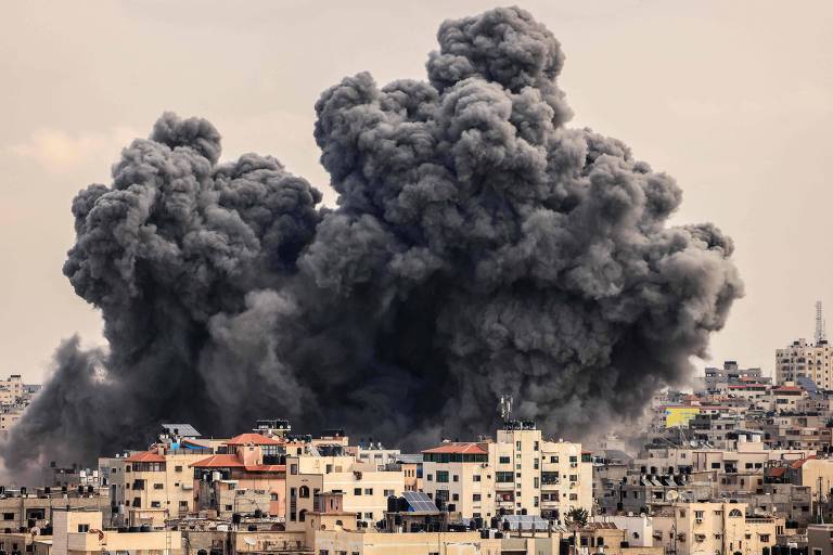 Uma nuvem de fumaça sobe no céu da Cidade de Gaza durante um ataque aéreo israelense em 9 de outubro de 2023. 