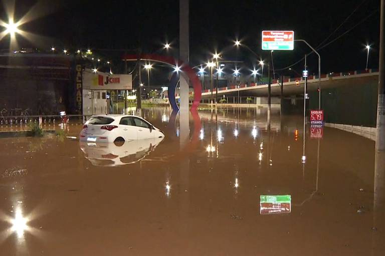 Dois morrem após carro capotar e cair em córrego em SP durante a chuva